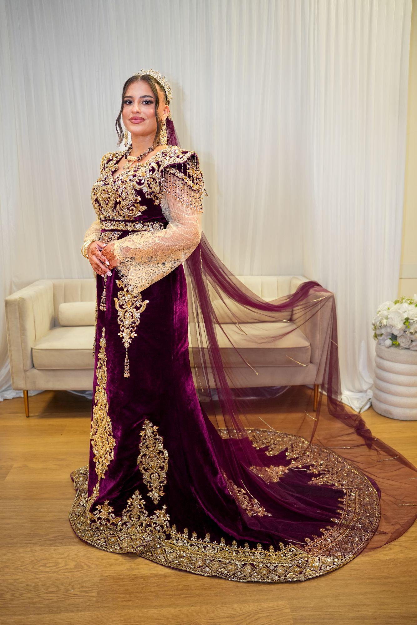Karakou violet brodé d'or, portrait en pied