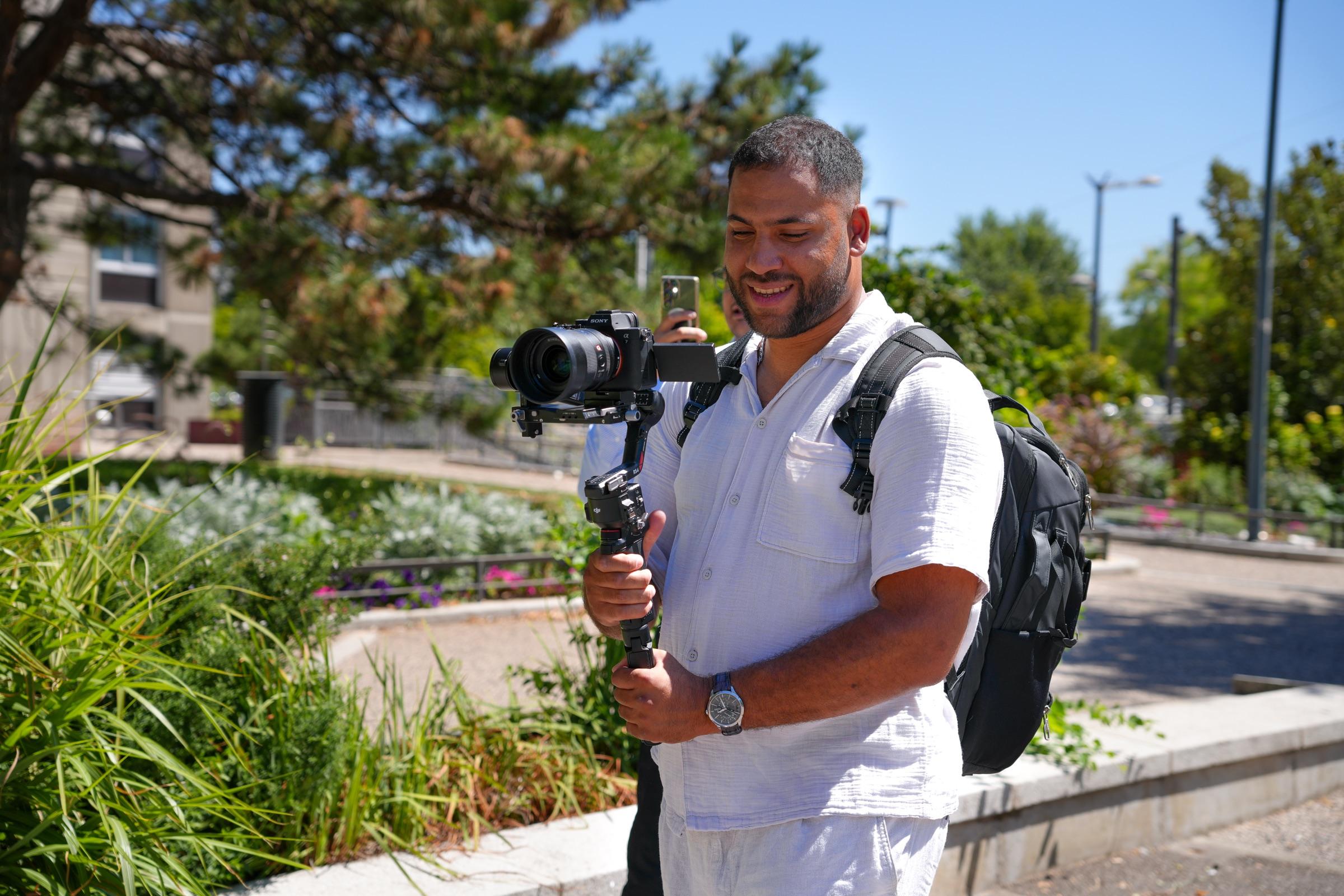 Zahir en tournage, caméra montée sur stabilisateur